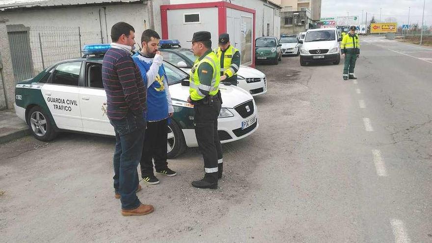 La Guardia Civil de Tráfico, durante un control en Xinzo. // FdV