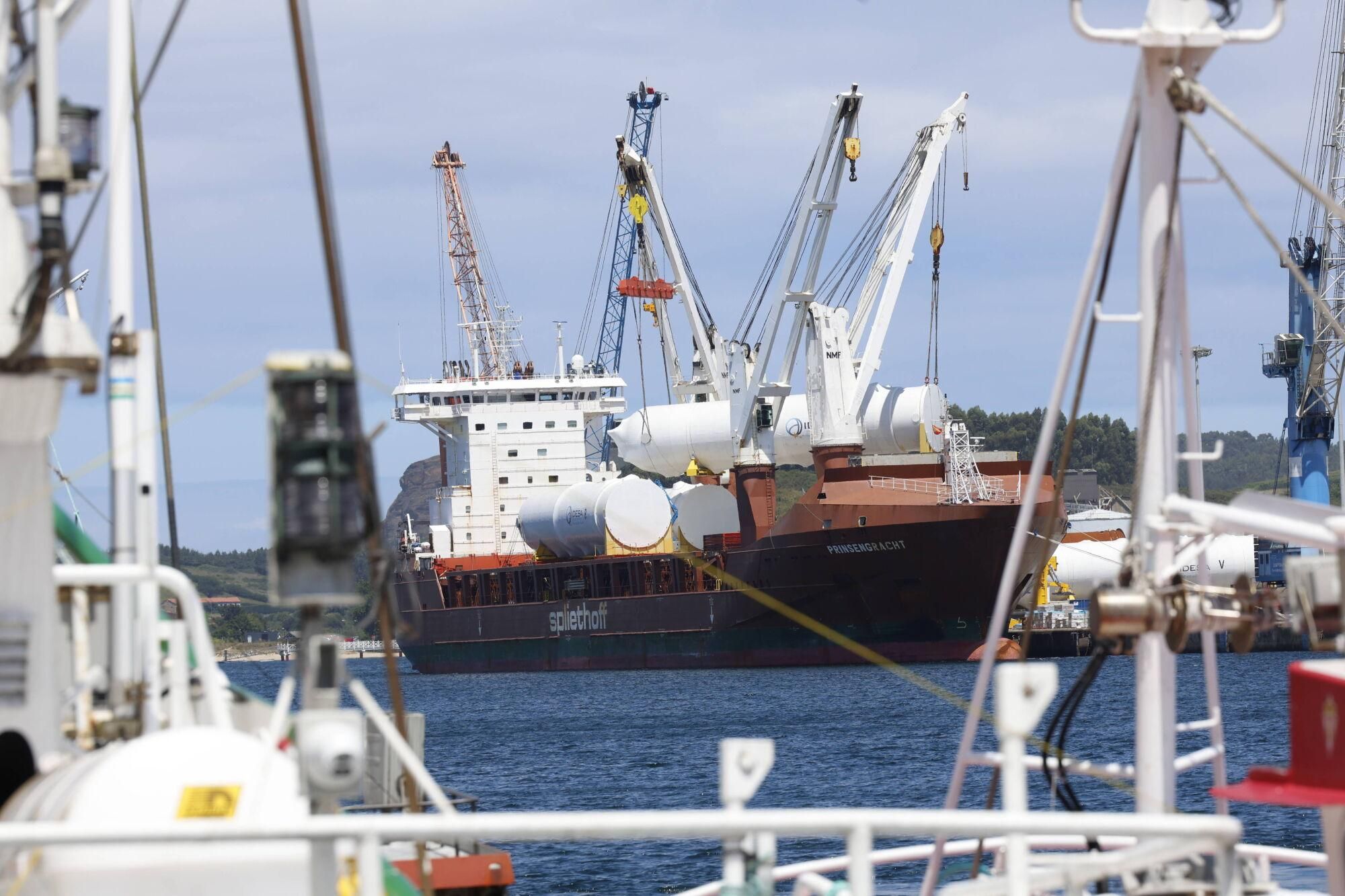 En imágenes: Así fue la carga en el Puerto de Avilés de nueve colosales depósitos de CO2 fabricados por Idesa