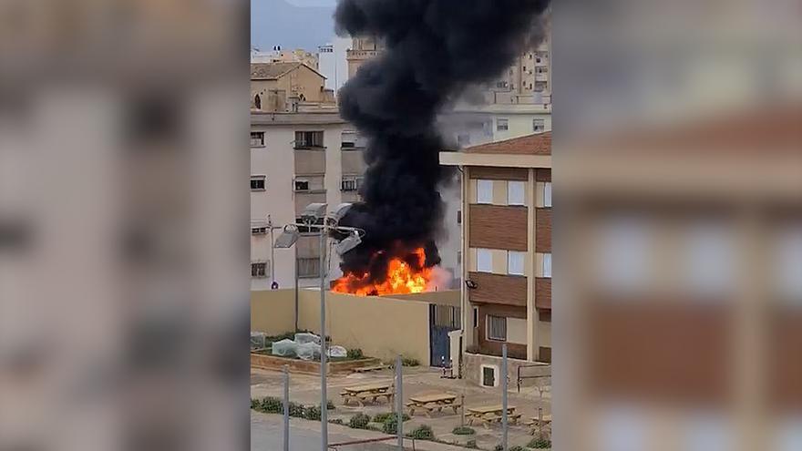 VÍDEO | Un incendio destruye cinco contenedores y daña seis coches en Palma