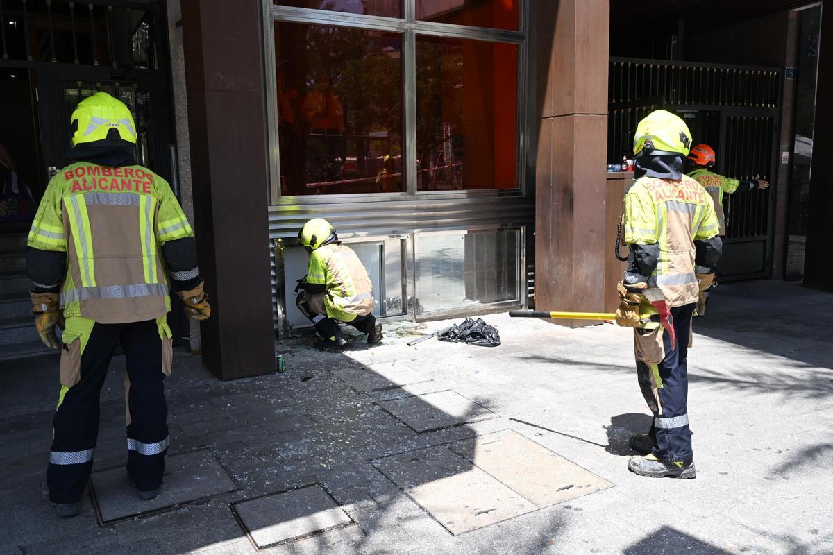 La rotura de cristales por la mascletà provoca heridas a una mujer en Luceros La rotura de cristales por la mascletà provoca heridas a una mujer en Luceros