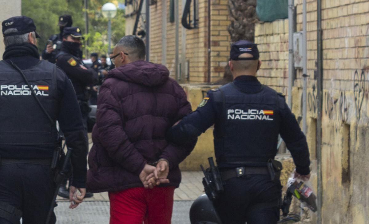 Momento de la detención de uno de los impicados en la gestión del narcopiso de Los Rosales