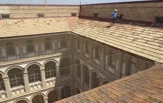 Alzira cubre con una malla el claustro de las Escuelas Pías para alejar las palomas