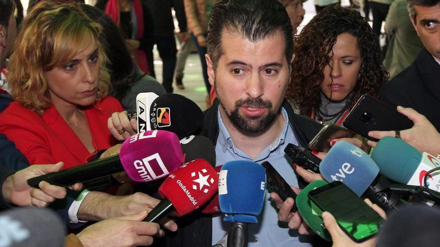 El secretario del PSOE atiende a los medios de comunicación.