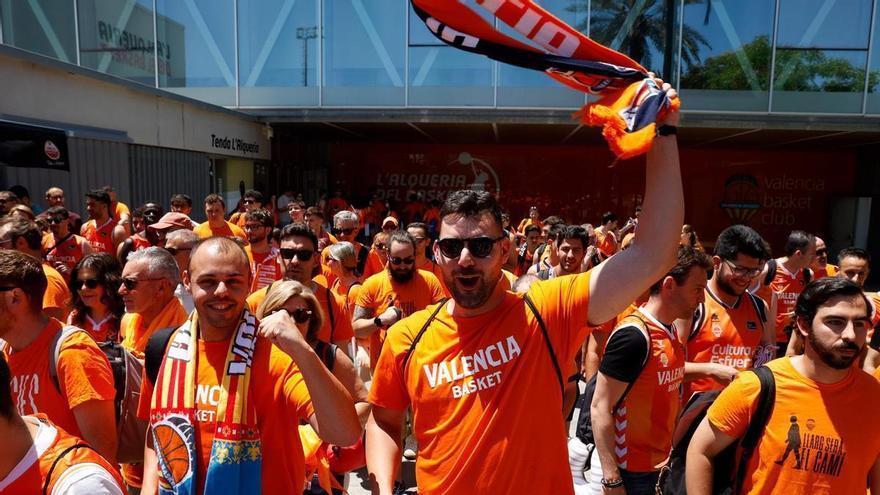 Salida de la afición del Valencia Basket a la conquista del Palau