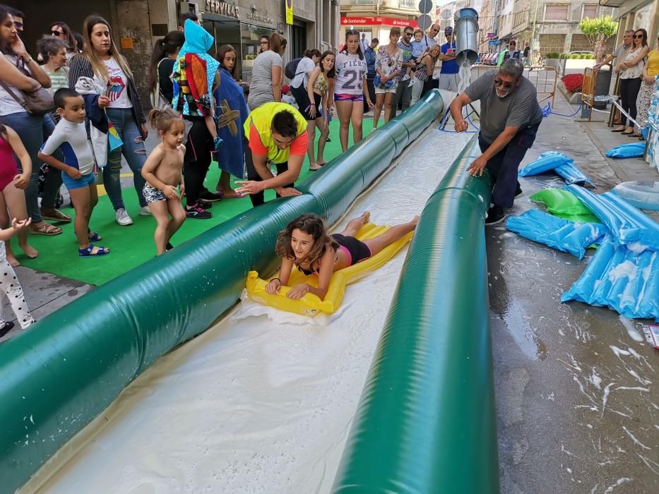 Un tobogán acuático para dar la bienvenida al verano en Marín