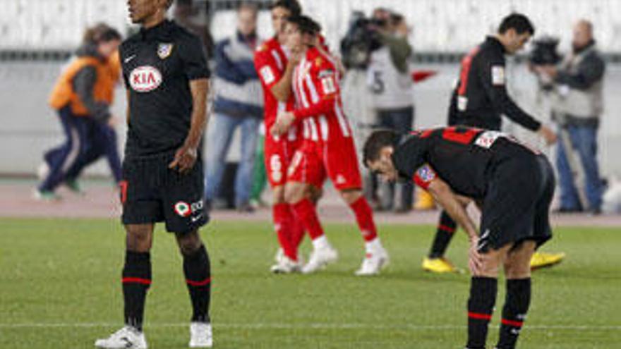 Los jugadores del Atlético se lamentan tras el gol del Almería.