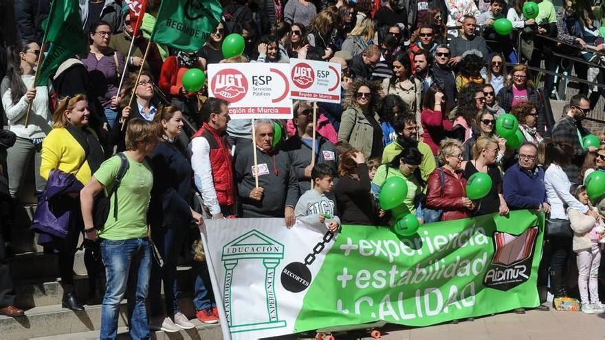 La concentración a las puertas de la Consejería comenzó a mediodía de ayer.