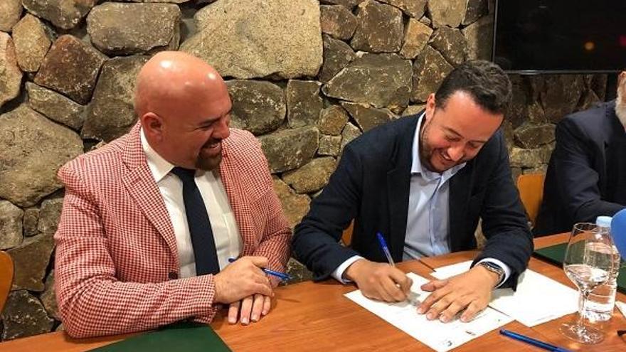 Marco González y Juan Antonio García Abreu firman el acuerdo para la adhesión victoriera a la ACUP