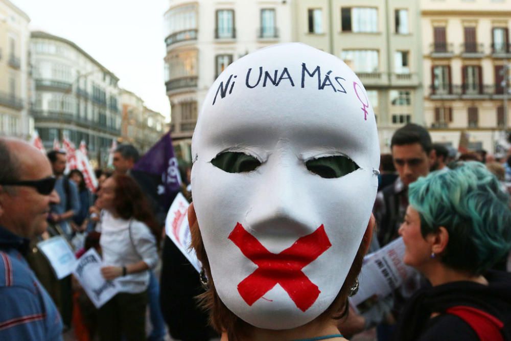 Cientos de personas se sumaron este miércoles a la marcha para conmemorar el Día Internacional de la Mujer. A la manifestación, que se inició en la Plaza de la Constitución a las 19.00 horas, acudieron asocaciones de mujeres como las Kellys de Málaga, Resistencia Feminista o el Movimiento Feminista Asociativo de Málaga