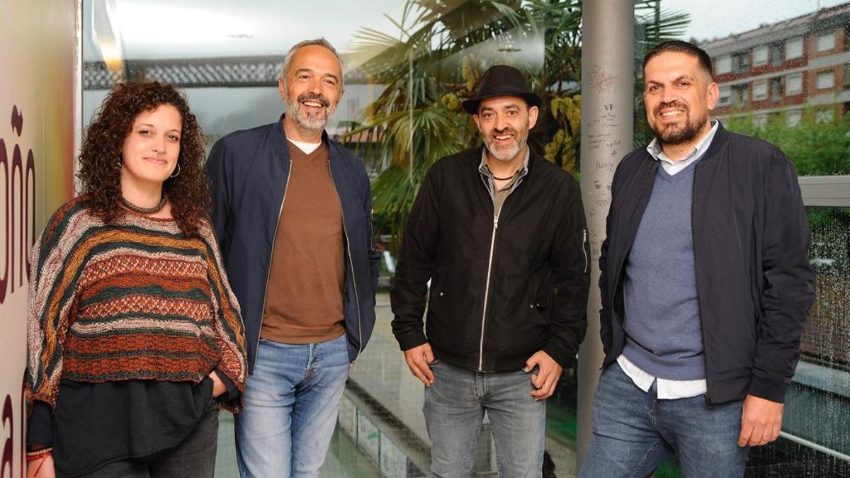 Cuni Orge (2º izq.) con miembros de la Agrupación de Electores de Redondela. / AER