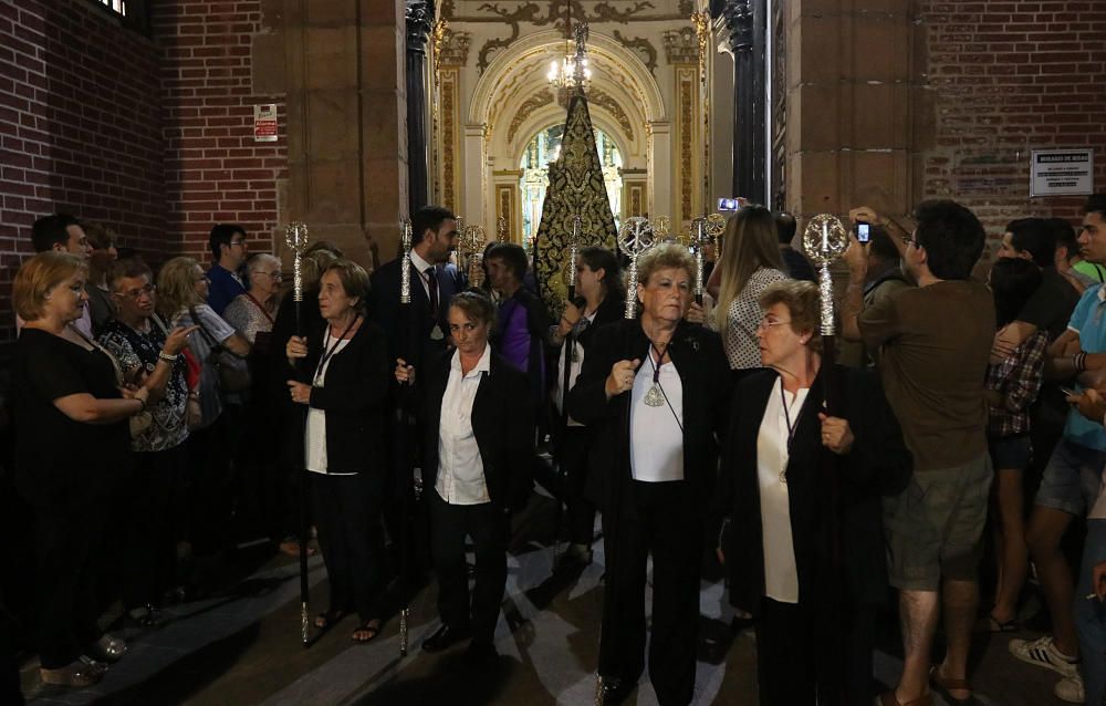 La imagen del Señor es trasladada en unas andas acompañado de la Banda de Zamarrilla, de cara a la procesión extraordinaria de este sábado