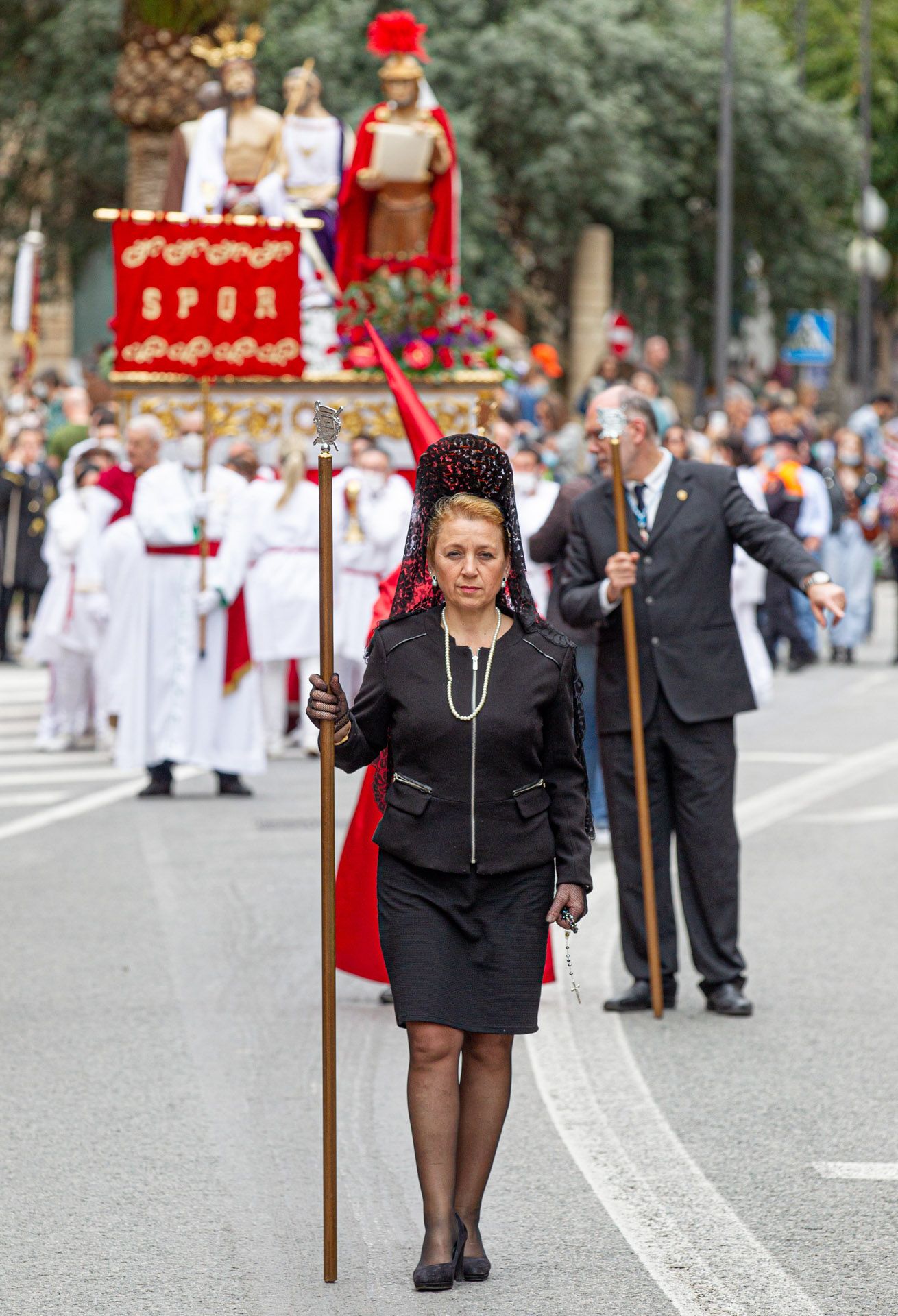 La procesión de la Sentencia recorre las calles en el Viernes Santo en Alicante