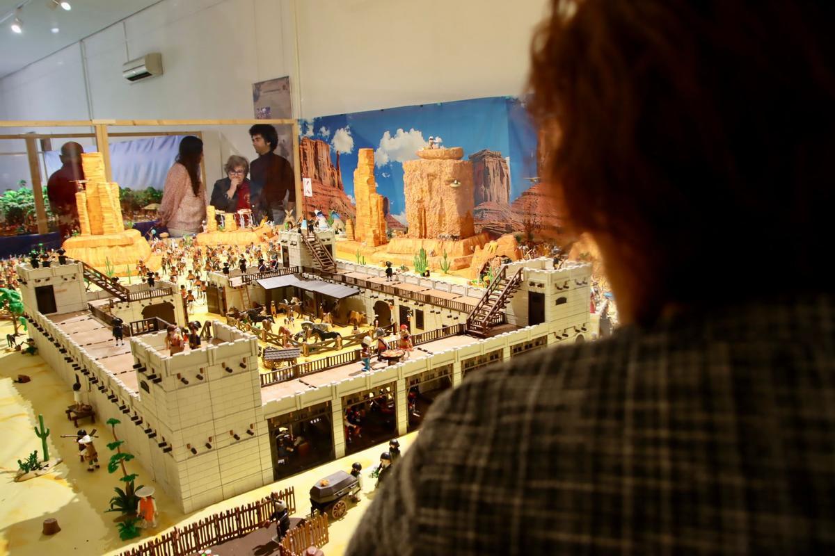 Algunas de las narrativas hechas con Playmobils presentes en la exposición.