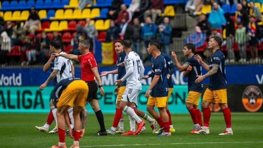 Piqué carga contra el árbitro aragonés De Ena Wolf: "No tiene nivel y es evidente que hay un tema personal contra nuestro club"