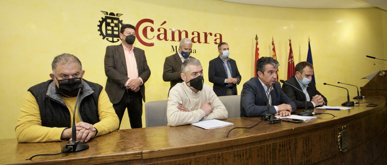 Rueda de prensa de las organizaciones agrarias, junto a patronales del sector y los regantes, este jueves en Murcia