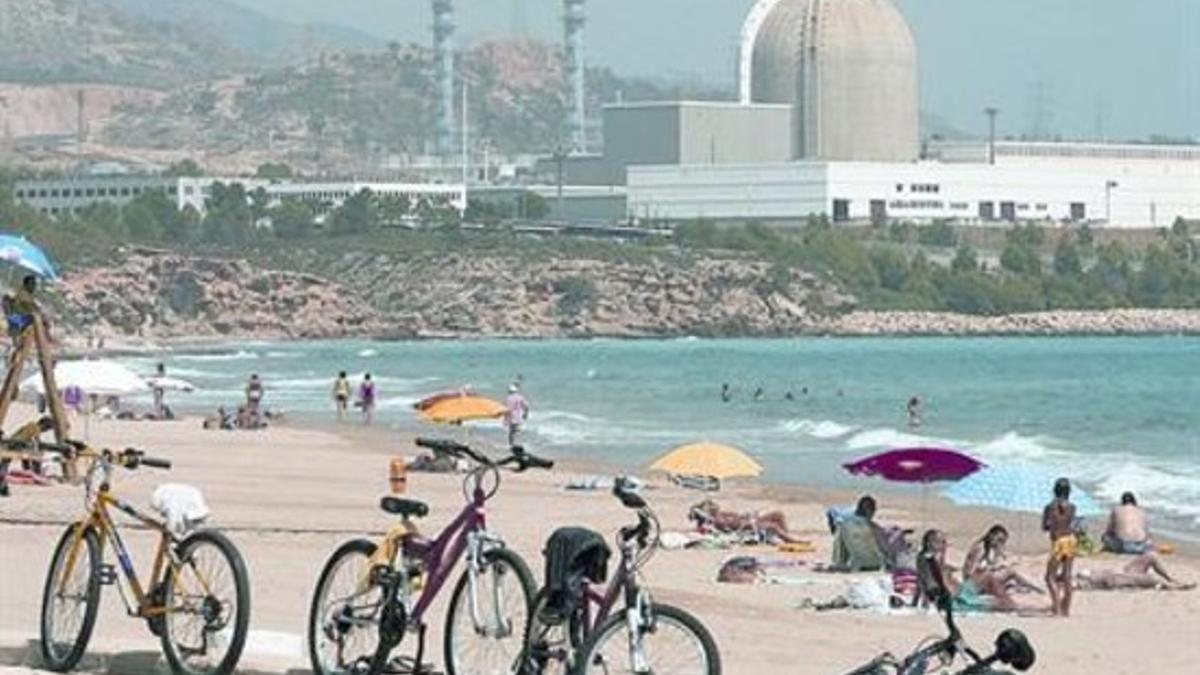 Contraste 8 Bañistas en la playa de la Almadrava, con la central nuclear de Vandellòs 2 al fondo.