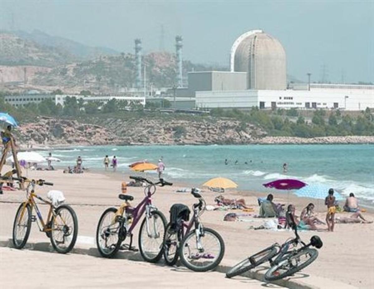 Contrast 8 Banyistes a la platja de l’Almadrava, amb la central nuclear de Vandellòs 2 al fons. Contrast 8 Banyistes a la platja de l’Almadrava, amb la central nuclear de Vandellòs 2 al fons.
