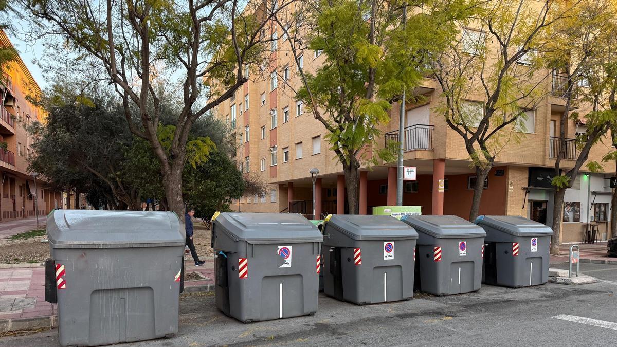 Los contenedores de la calle Miguel Ángel Blanco, cuyos vecinos piden desde hace años que pasen a ser soterrados.