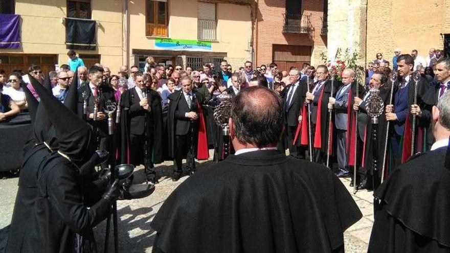 Los conqueros reciben la conca para recoger donativos.