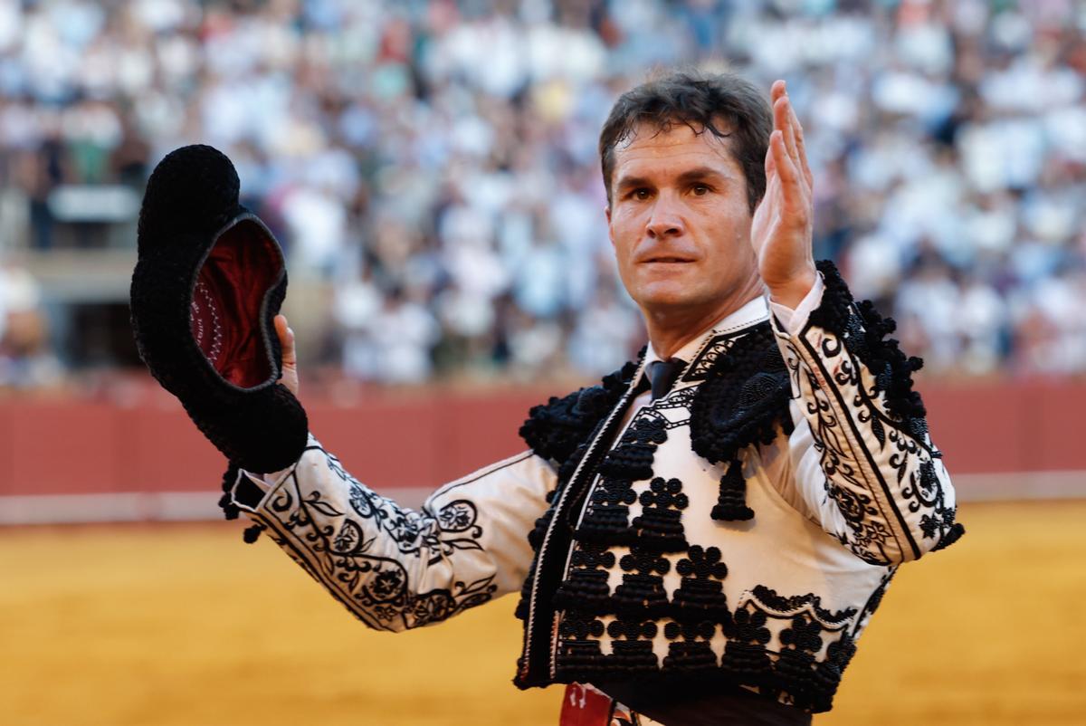 SEVILLA, 27/09/2024.- El diestro Daniel Luque tras la lidia al primero de los de su lote, durante la primera de la Feria de San Miguel que se celebra este viernes en la plaza de toros de la Maestranza, en Sevilla. EFE/Julio Muñoz