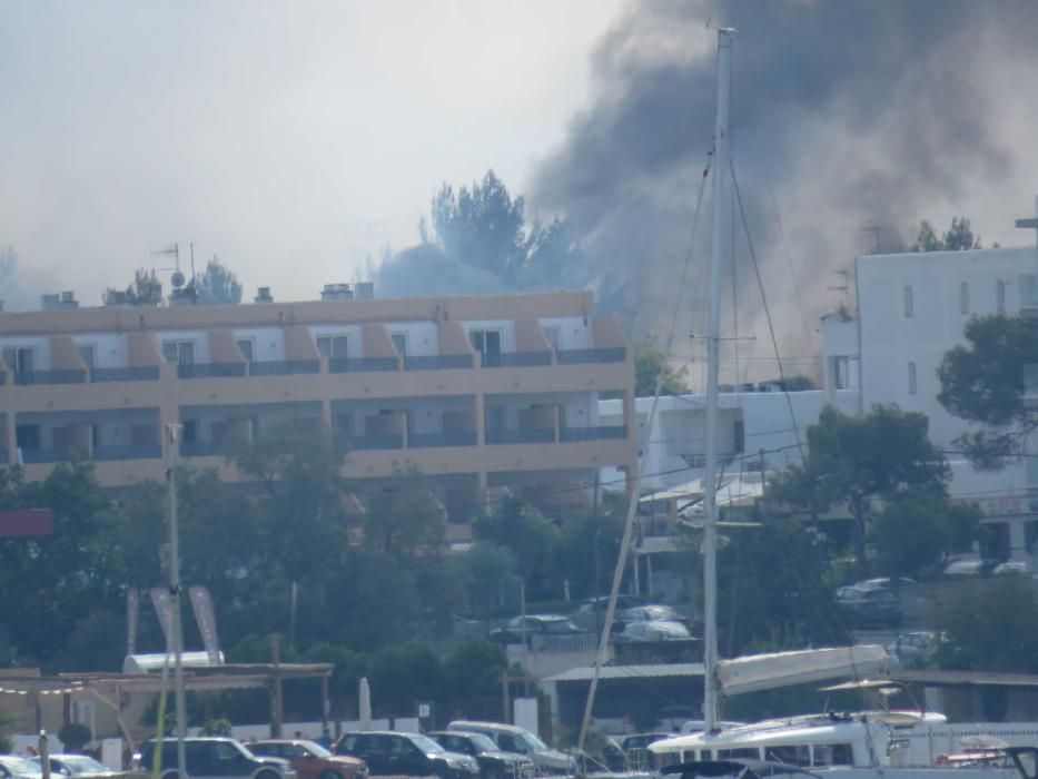 Evacuadas tres viviendas por un incendio agrícola en Cala de Bou