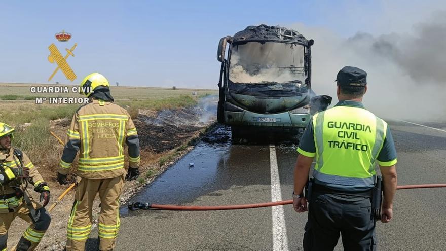 Arde un autobús que se dirigía al Monegros Desert Festival