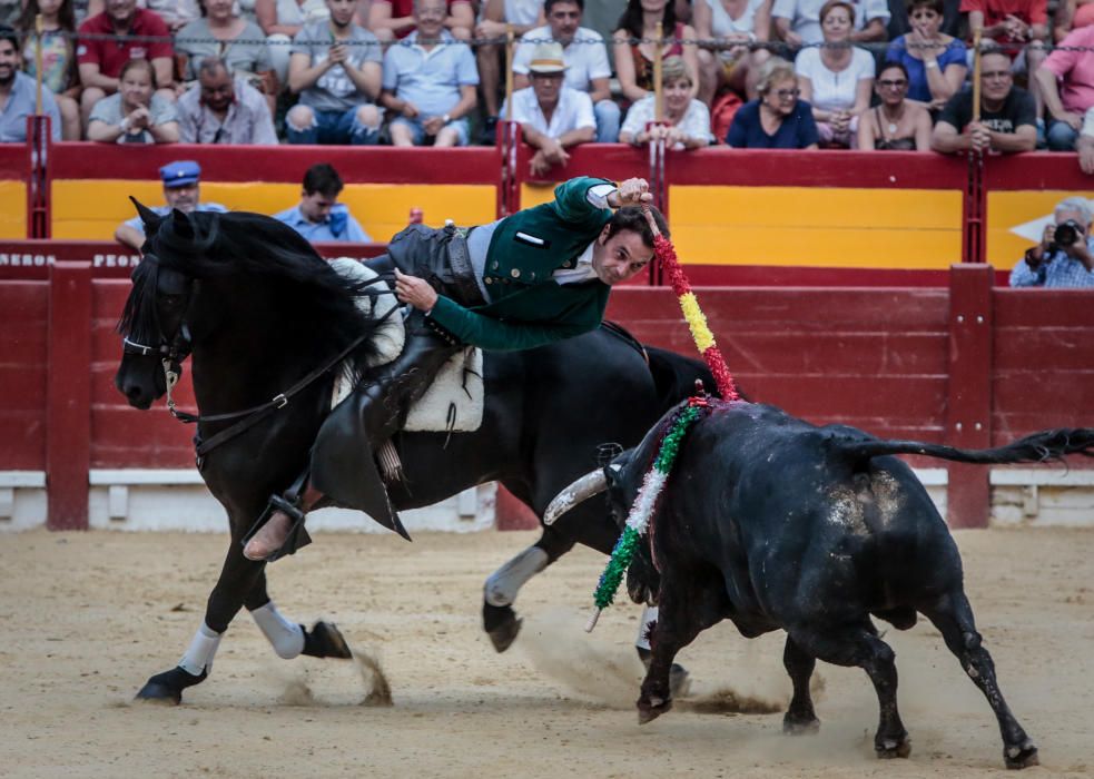 Con casi lleno en la plaza, en tarde fresca y apacible finalizó la Feria de Hogueras con la corrida de rejones