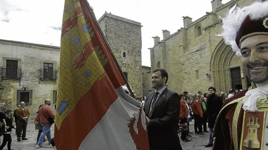 La procesión cívica cierra San Jorge en Cáceres