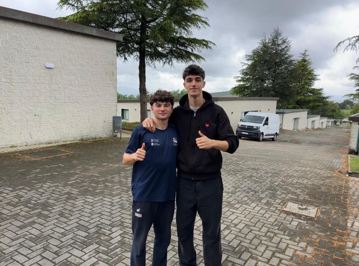 Los dos jóvenes ayer en su residencia compostelana.