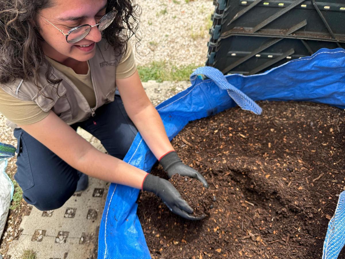 El Consorcio Crea ha impulsado un ambicioso proyecto de compostaje con el reparto de 625 kits de composteras domésticas y 20 islas de compostaje comunitario, y ahora está en pleno proceso de recogida de muestras de compost para su análisis en laboratorio.