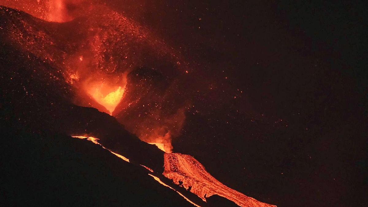 El volcà de Cumbre Vieja de La Palma,       en el tretzè dia d’erupció.  | EFE