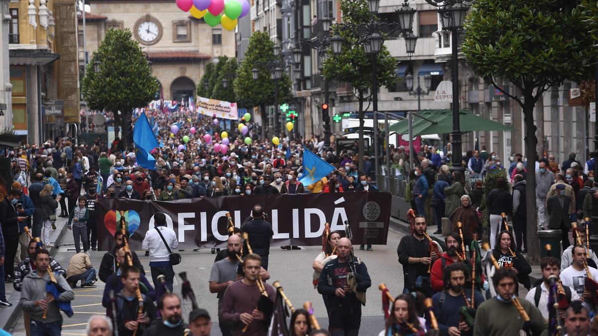 Los partidarios de la cooficialidad del asturiano se manifiestan en Oviedo