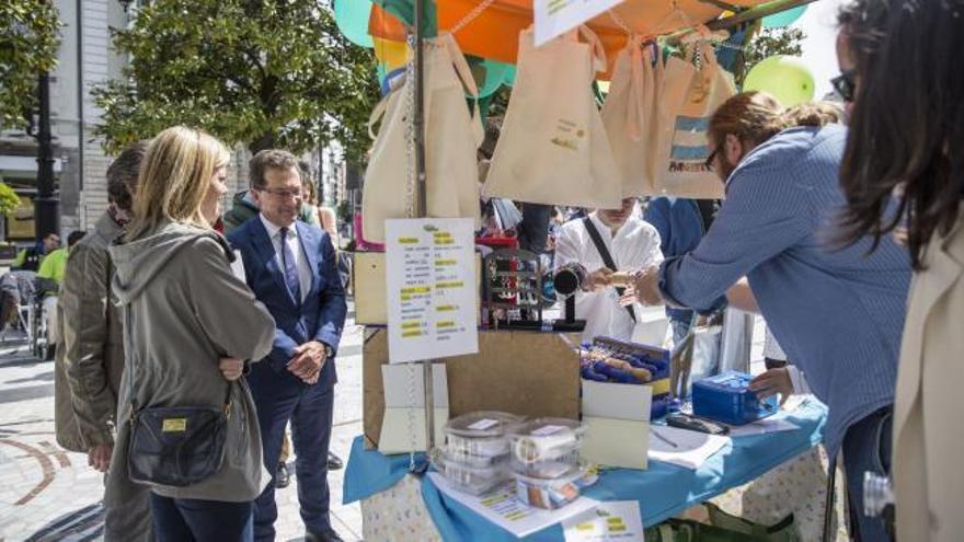 Las cooperativas escolares venden sus productos en el Campo San Francisco de Oviedo