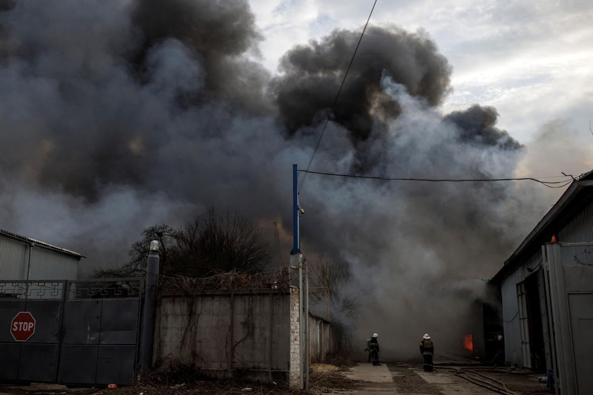 Los bomberos intentan contener un incendio en una planta tras el bombardeo ruso, mientras continúa el ataque de Rusia contra Ucrania, en Kharkiv.