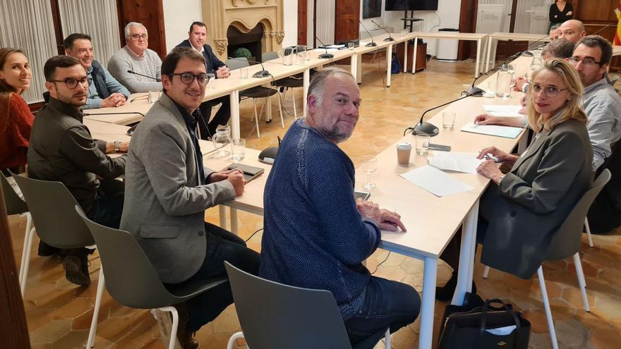 El conseller Iago Negueruela llegó a un preacuerdo con UGT y las federaciones hoteleras tras una reunión de ocho horas.