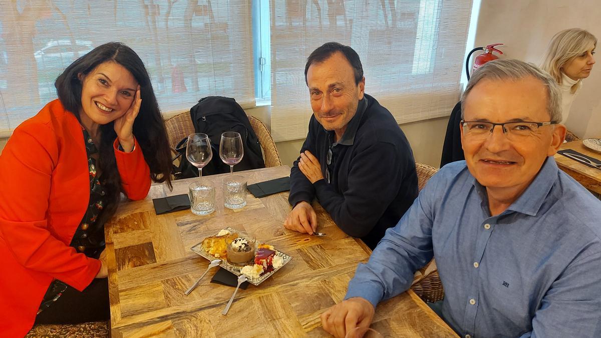 Rosario Raro, Luis Rodríguez y Vicent Gascó, durante un instante de la tertulia literaria llevada a cabo en Café 56 de Castelló.