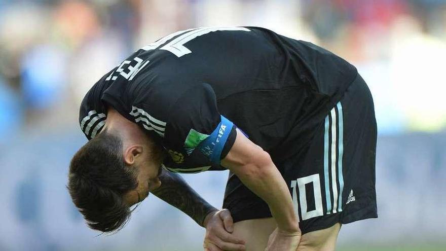 Lionel Messi, cabizbajo, tras fallar el penalti que pudo dar el triunfo a Argentina. // Efe