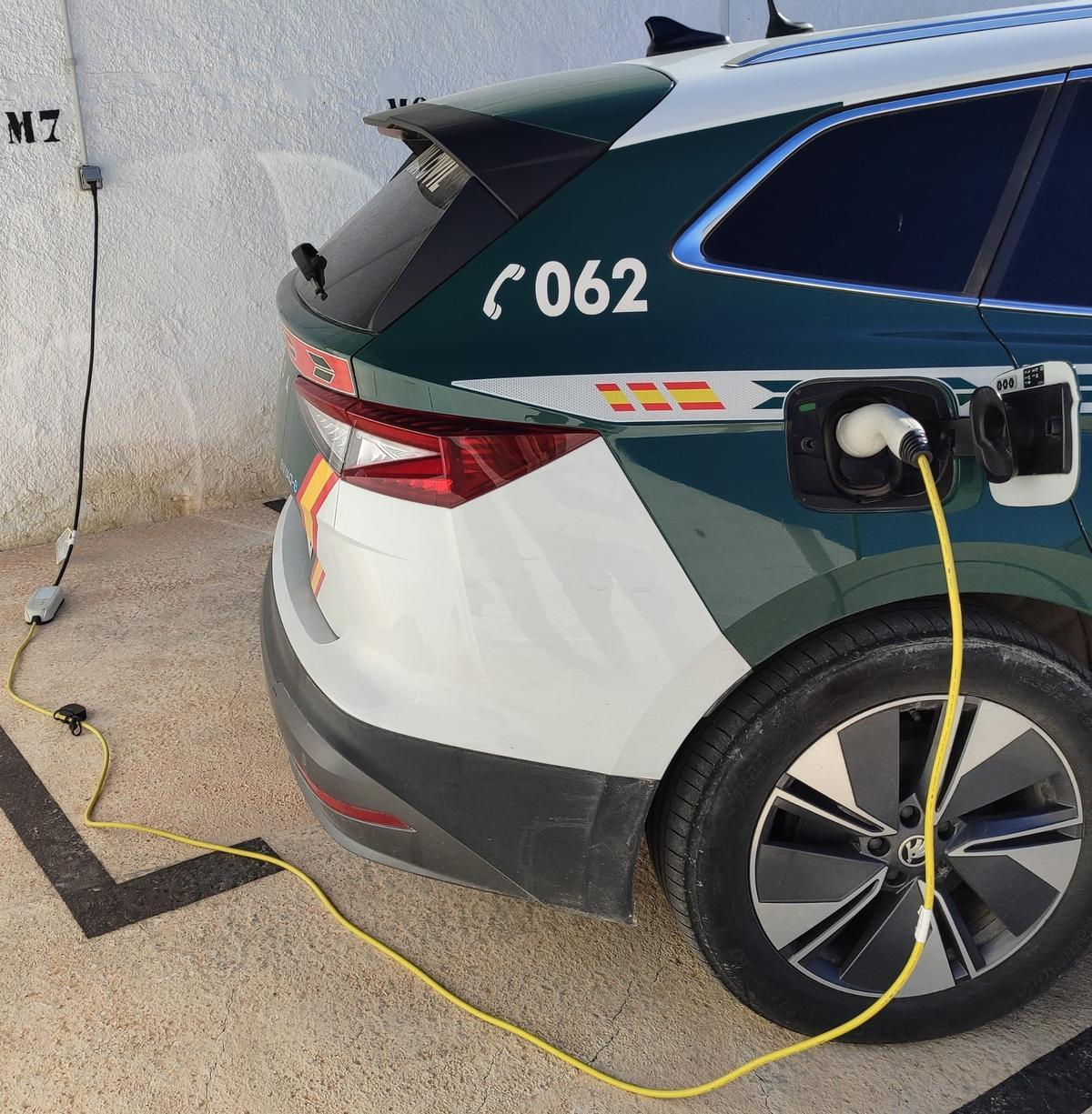 Uno de los vehículos de la Guardia Civil de Alicante cargando en un enchufe convencional.