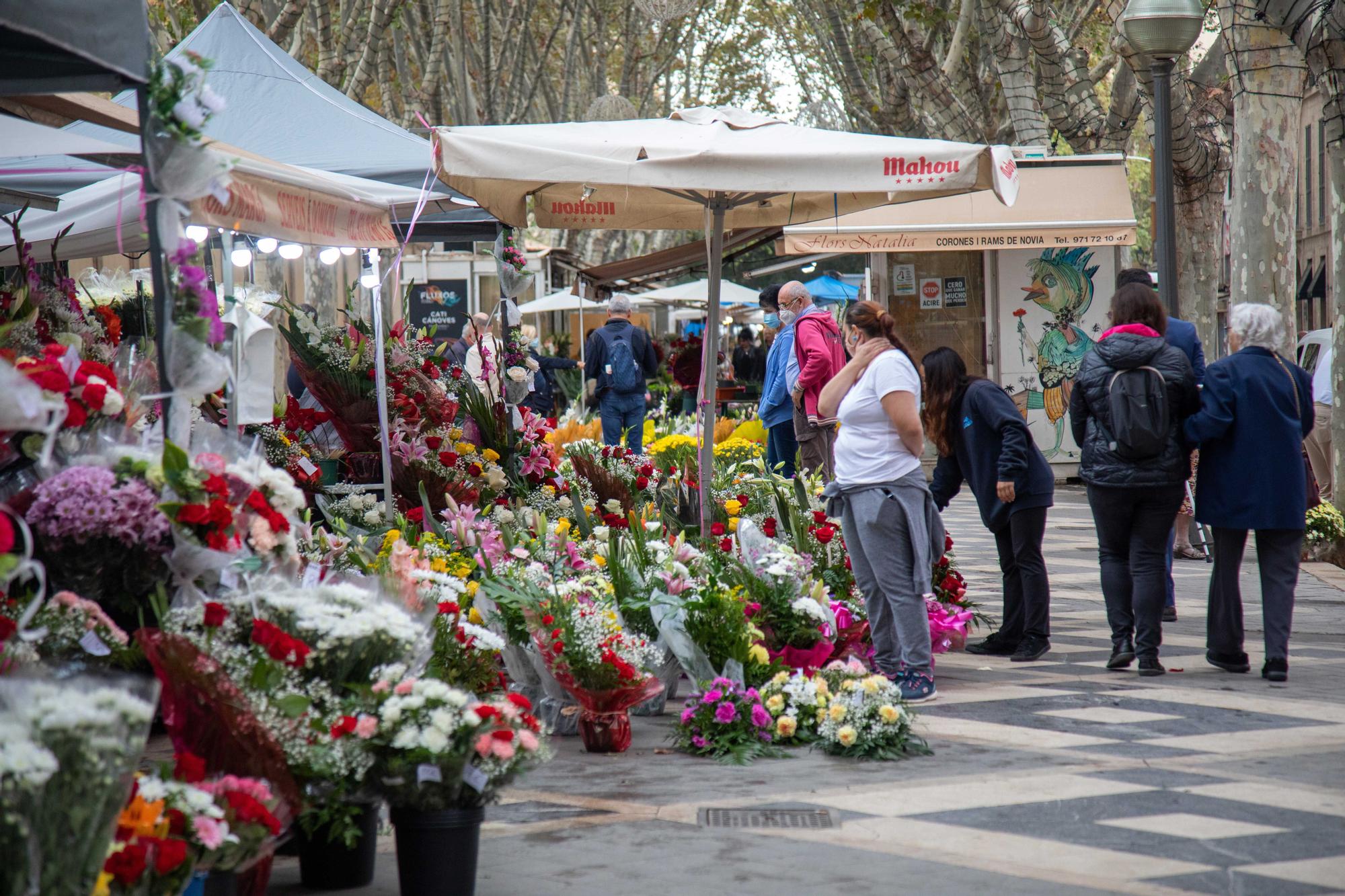 Las floristas de la Rambla registran buenas ventas aunque escalonadas por Tots Sants