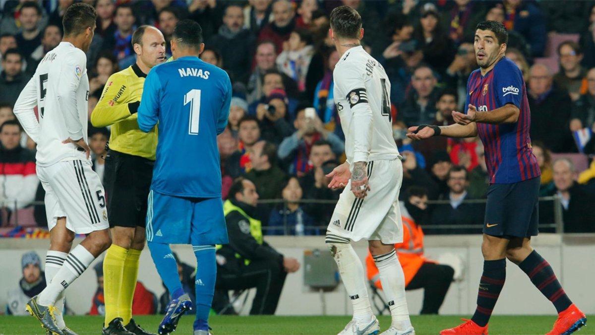 Varane, Courtois, Sergio Ramos y Luis Suárez discuten con Mateu Lahoz durante el clásico Barça-Madrid de la Copa del Rey 2018/19