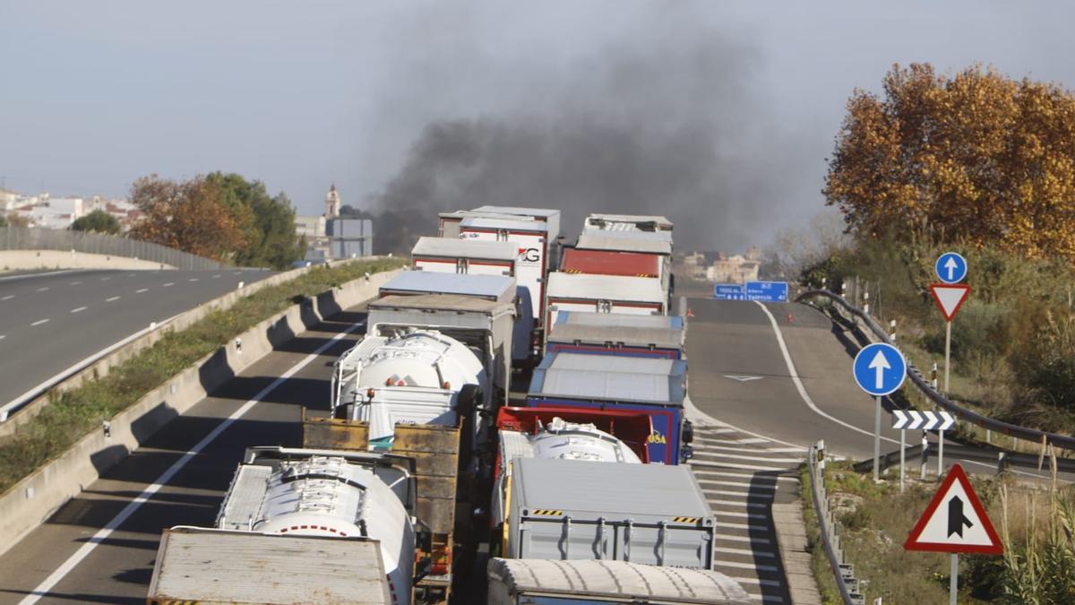 Accidente en la A-7: gran atasco al arder un camión de pintura en Alberic.