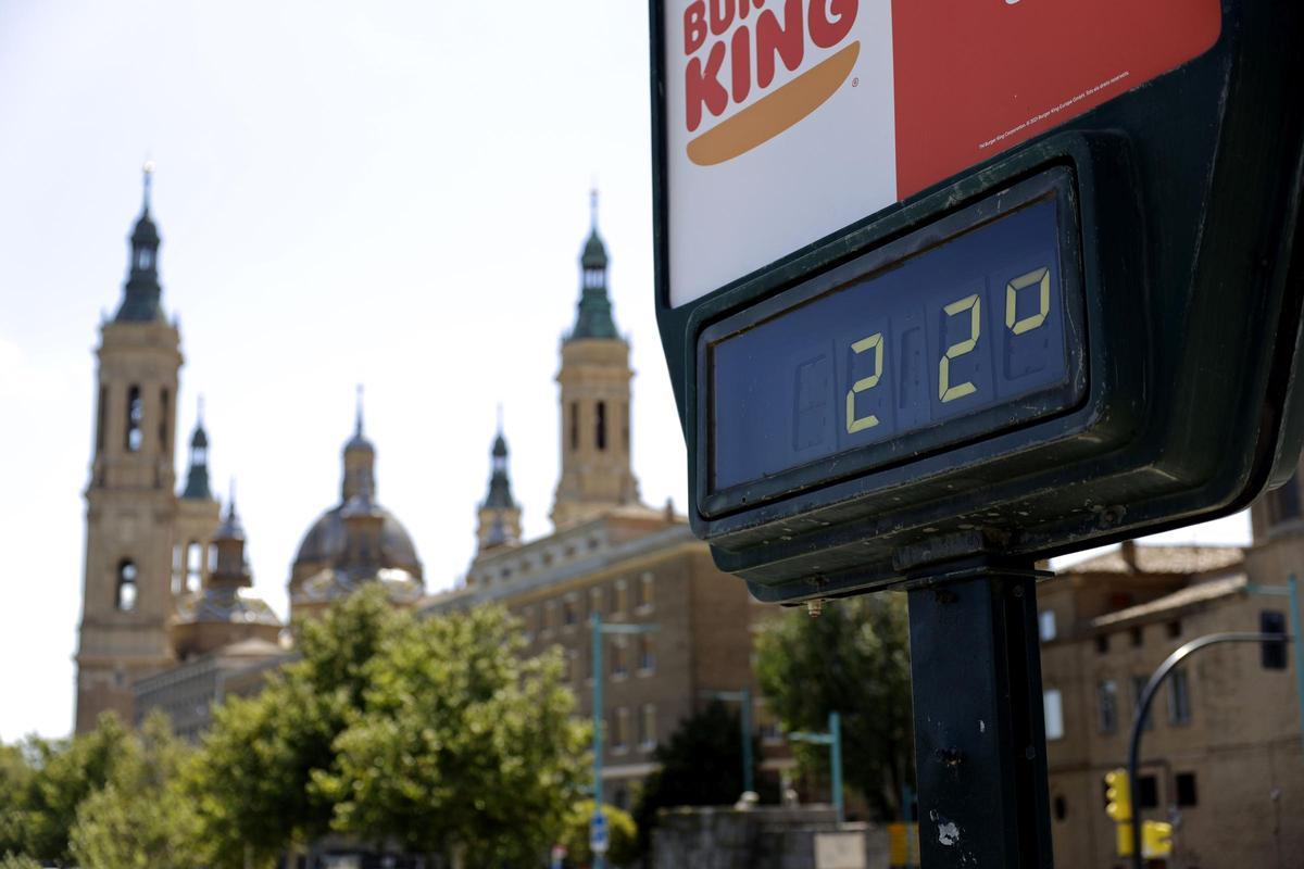 Un termómetro en la ciudad de Zaragoza, en una imagen de archivo.