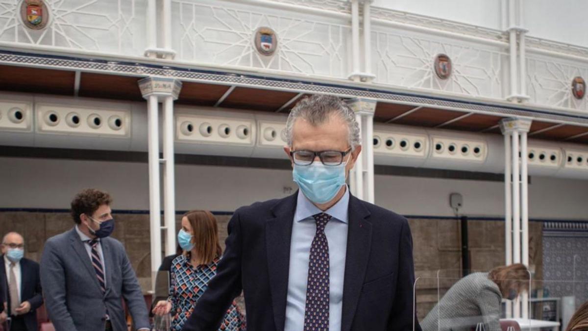 El consejero de Salud, Juan José Pedreño, en la Asamblea.