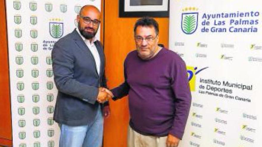 Aridany Romero (i) junto a Juan Manuel Campos, tras la firma del convenio.