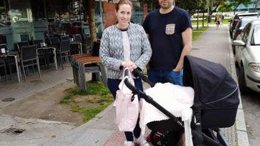 Aida Suárez y Miguel Carneado, con Leyre.