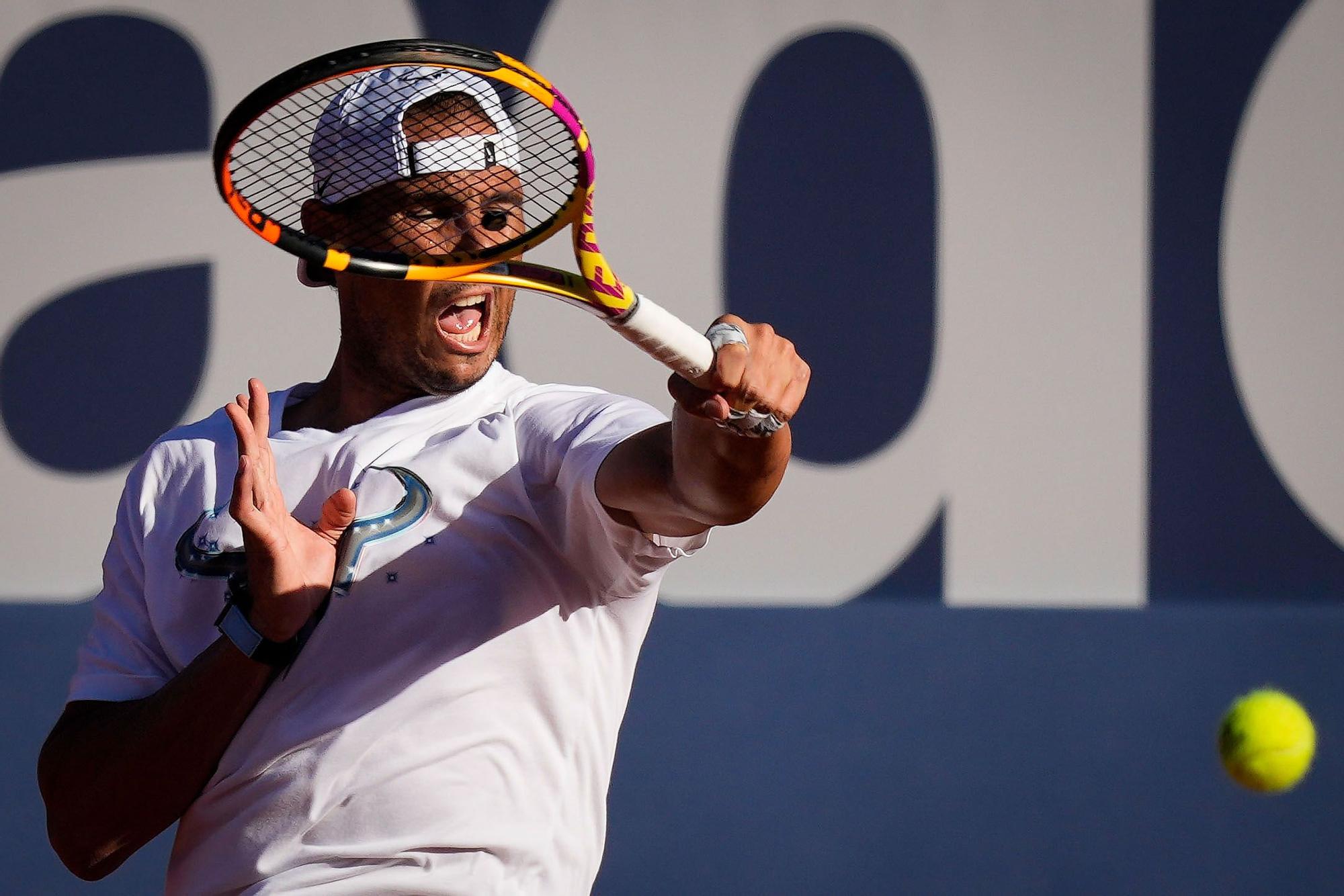 Rafa Nadal se entrena en l apista central del RCT Barcelona-1899