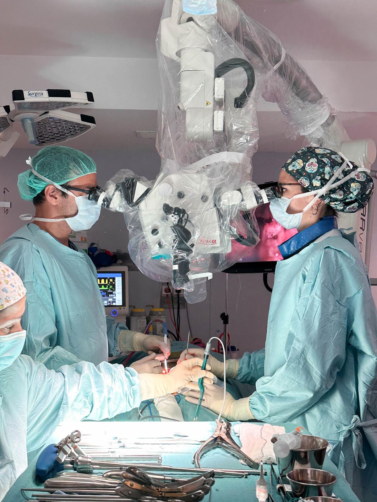 La disponibilidad de neurocirujanos y quirófano las 24 horas facilitaba intervenciones dentro del tiempo crítico para minimizar daños neurológicos.
