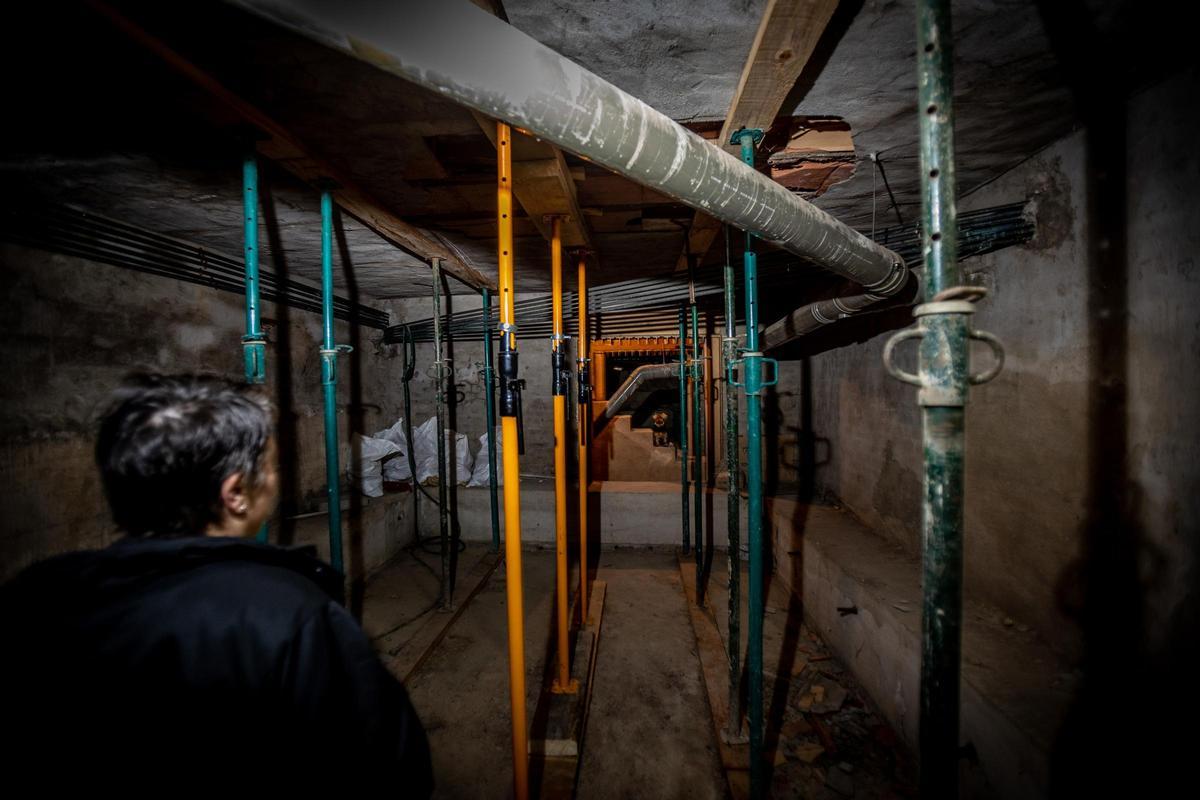Un edificio apuntalado en el Besòs i el Maresme a causa de la aluminosis.