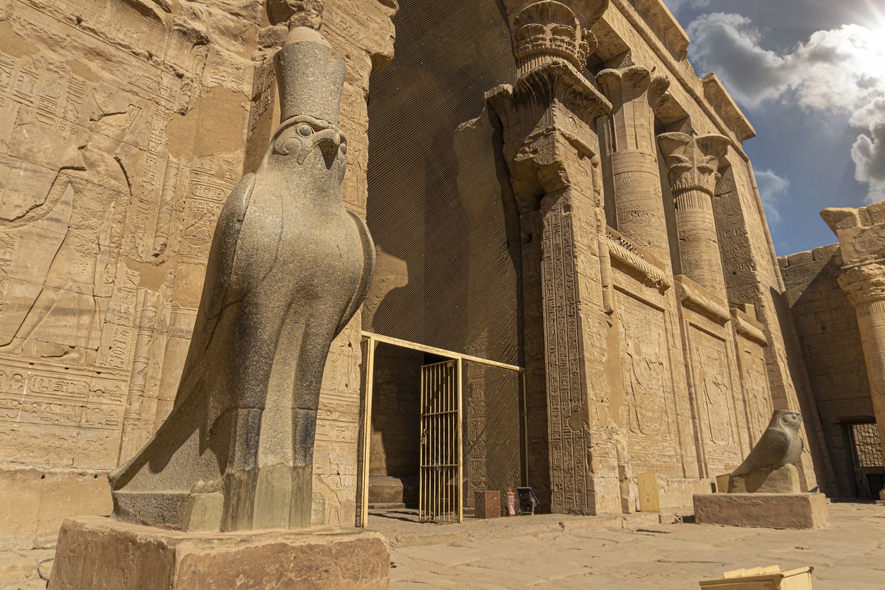 Antigua entrada al templo de Edfú