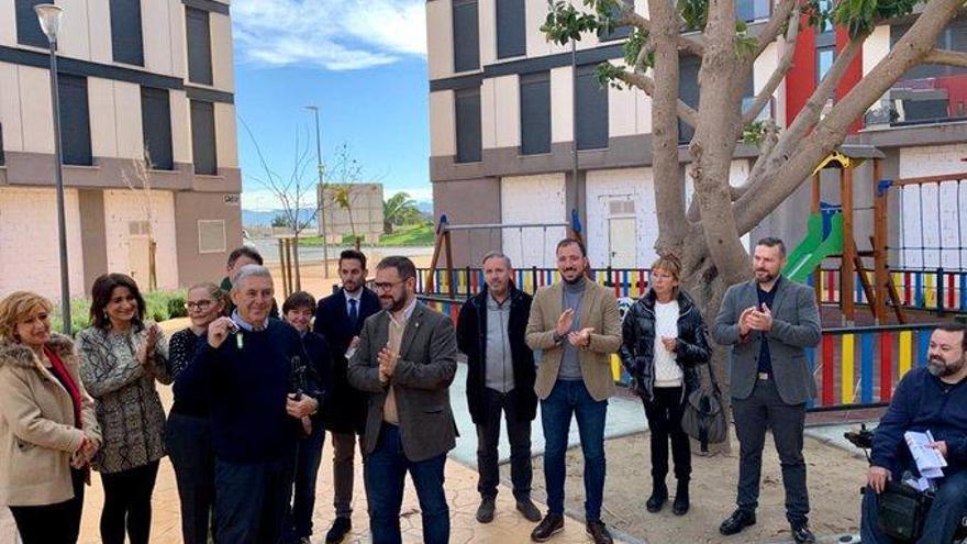 Un momento de la entrega de llaves de las seis viviendas a diversos colectivos sociales.